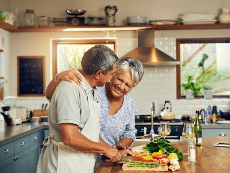 um homem e uma mulher na cozinha após adquirir utensílios de cozinha de qualidade